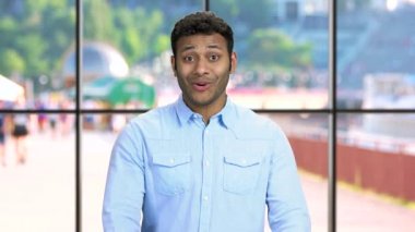 Mutlu bir ifadeyle genç yakışıklı bir adam..