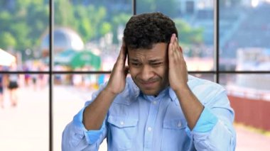 Yorgun iş adamı baş ağrısı çekiyor..