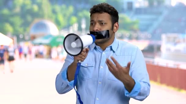Hombre indio frustrado con cinta negra sobre la boca. — Vídeos de Stock