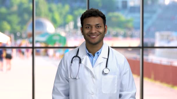 Bonito médico dando sinal polegar para cima. — Vídeo de Stock