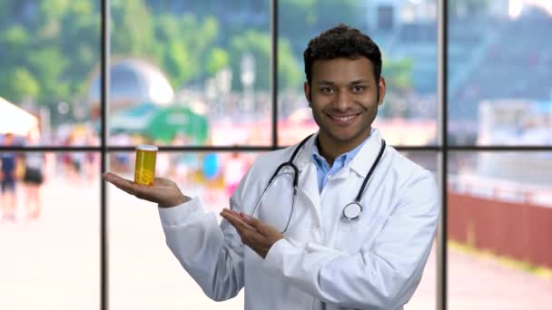 Portret van een lachende arts die pillen presenteert. — Stockvideo