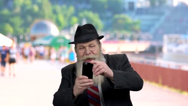 Funny senior man using cell phone. — Stock Video