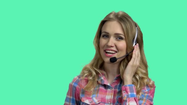 Portret van een mooie call center operator op kleur achtergrond. — Stockvideo