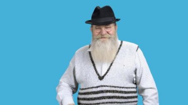 Neşeli kıdemli adam zafer işareti gösteriyor.