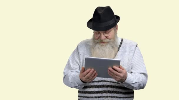 Uomo anziano in cappello in possesso di tablet computer. — Video Stock