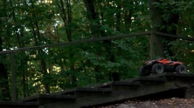 RC canavar kamyonu ahşap merdivenlerde gidiyor..