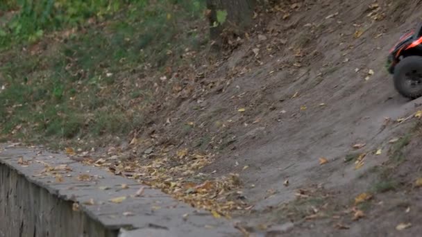 Voiture radiocommandée saute en descente. — Video