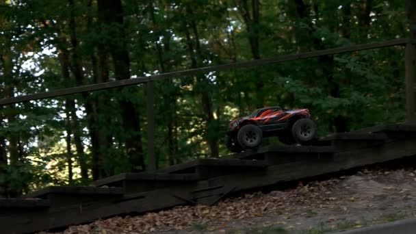 Speelgoed rc monster auto rijdt beneden in slow motion. — Stockvideo