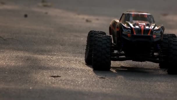 RC monster truck powoli jedzie do tyłu. — Wideo stockowe