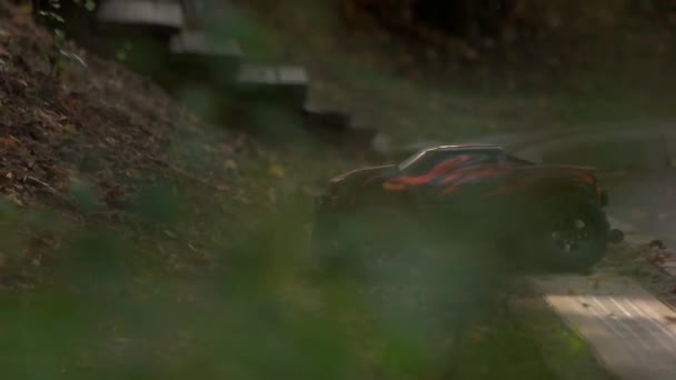 RC Monster Truck fährt bergauf. — Stockvideo