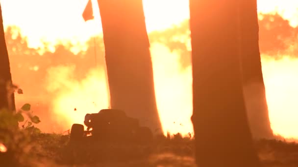 Camion in miniatura cavalca in una foresta con un sacco di fumo. — Video Stock