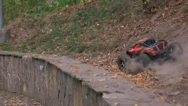 Monster rc voiture saute du bord. — Video