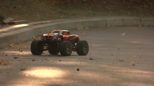 Télécommande jeep modèle de voiture grimpant sur le trottoir. — Video