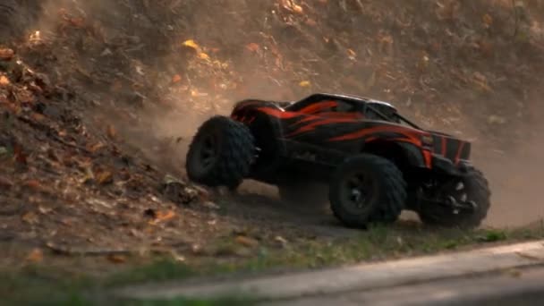 Monster truck auto klimt bergop. — Stockvideo