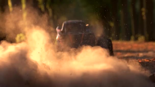 Zpět pohled rc monster truck startuje-off jeho jízda. — Stock video