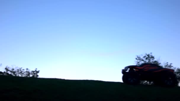 RC auto cavalca il cielo twillight. — Video Stock