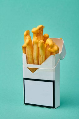 Hardal soslu bir paket sigara..