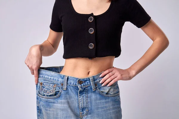 Zayıf kız kilo verme sürecini gösteriyor..