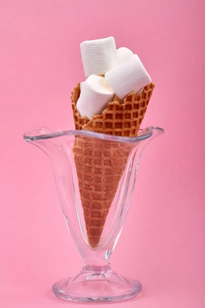Cono de helado con malvaviscos en una taza de vidrio. — Foto de Stock
