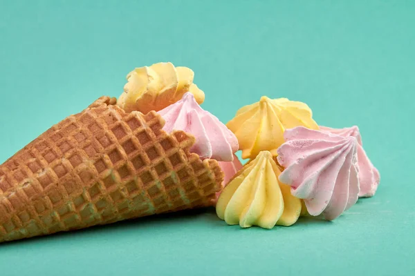 Cone de sorvete close-up com zephyr colorido. — Fotografia de Stock
