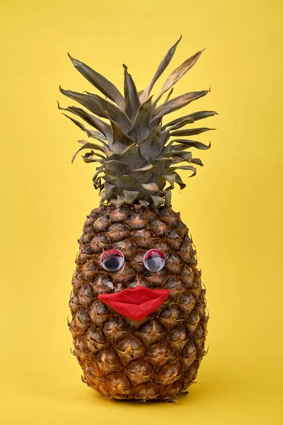 Ananas mit lustigen Augen und roten Lippen. — Stockfoto