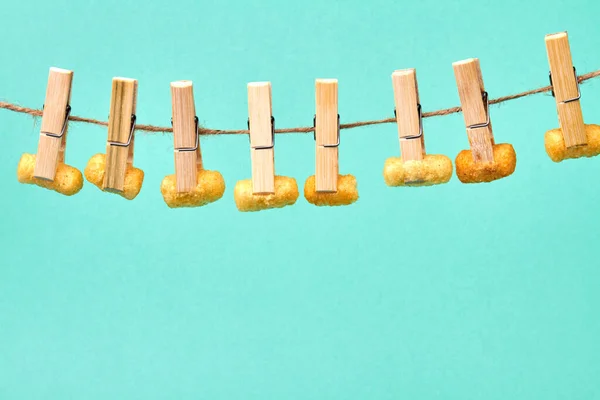Frites attachées avec des pinces à linge sur une corde à linge. — Photo
