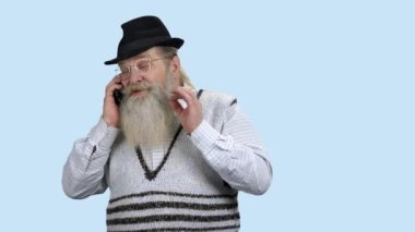 Şapkalı adam telefonda konuşuyor..