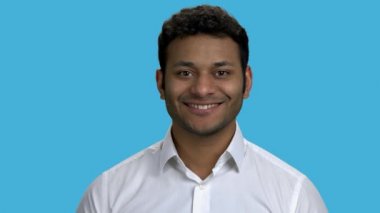 Yakışıklı Hintli yönetici kameraya bakıyor..