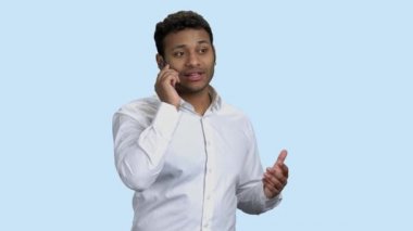 İşadamı gelecekteki telefonda bir şey anlatıyor..
