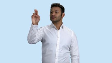 Genç başarılı iş adamı sanal ekrana dokunuyor.