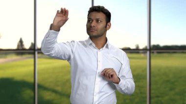 Sanal arayüzle çalışan Hintli işadamı.