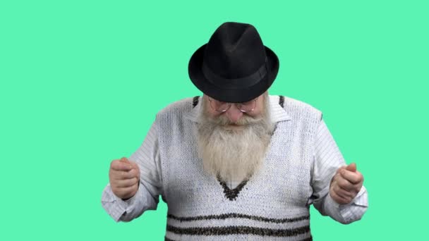 Nadšený starší muž oslavující úspěch. — Stock video