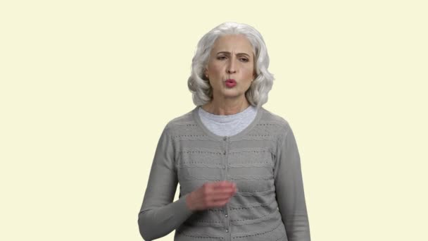 Mulher idosa com dor no peito. — Vídeo de Stock