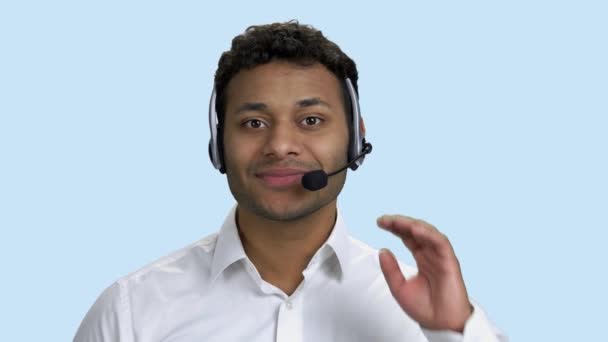 Portret van een jonge mannelijke customer service operator. — Stockvideo