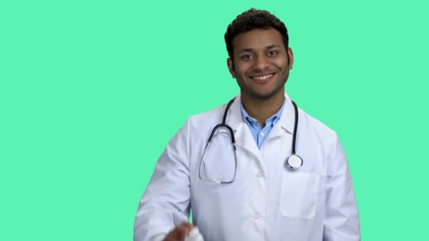 Улыбающийся врач показывает таблетки и большой палец вверх. — стоковое видео