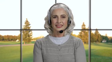 Yetişkin çağrı merkezi operatörünü kulaklıkla kapat.