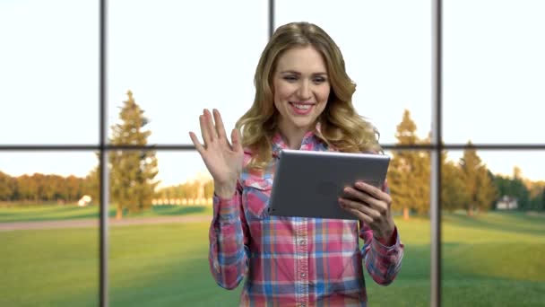 Νεαρή ευτυχισμένη γυναίκα που έχει συνομιλία βίντεο στον υπολογιστή tablet. — Αρχείο Βίντεο
