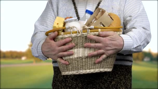 유제품 바구니를 들고 있는 연로 한 농부의 손. — 비디오