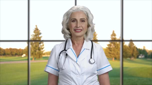 幸せな女性医師の肖像カメラを見て. — ストック動画