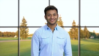 Yakışıklı iş adamı kameraya başparmağını veriyor..