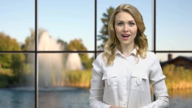 Çekici bir iş kadını elleriyle bir şey gösteriyor..