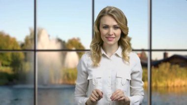 İş kadını görünmez arayüze dokunuyor.