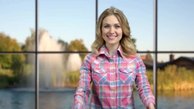 Genç ve çekici bir kadın iki eliyle baş parmağını kaldırıyor..