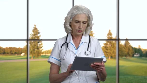 Doctora confiada usando tableta digital. — Vídeo de stock