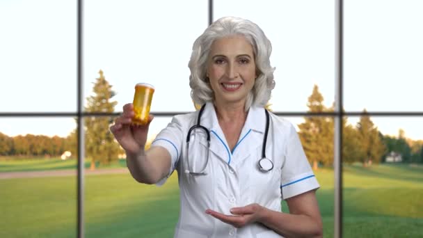 Doctor showing pills and giving thumb up. — Stock Video