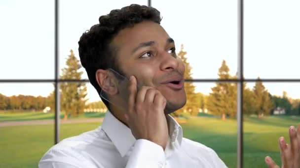 Close up empresário encantado falando no telefone de vidro. — Vídeo de Stock