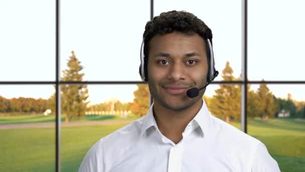 Agente call center maschile su sfondo finestre. — Video Stock