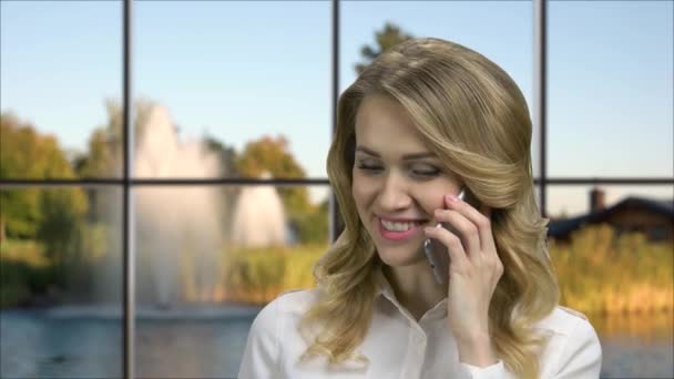 Giovane donna civettuola che parla al cellulare. — Video Stock