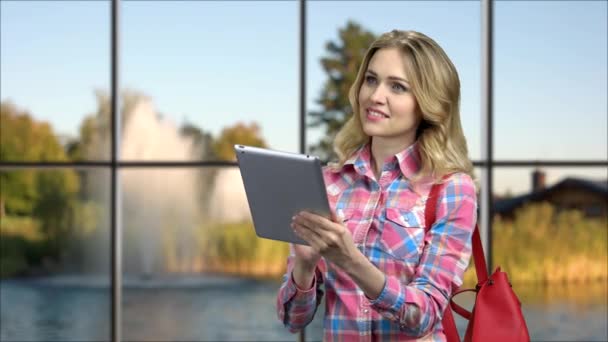 Atraktivní mladá žena pomocí digitálního tabletu. — Stock video