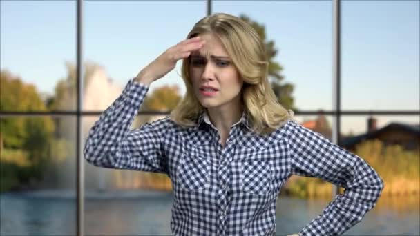 Close-up van jonge gestresste vrouw. — Stockvideo
